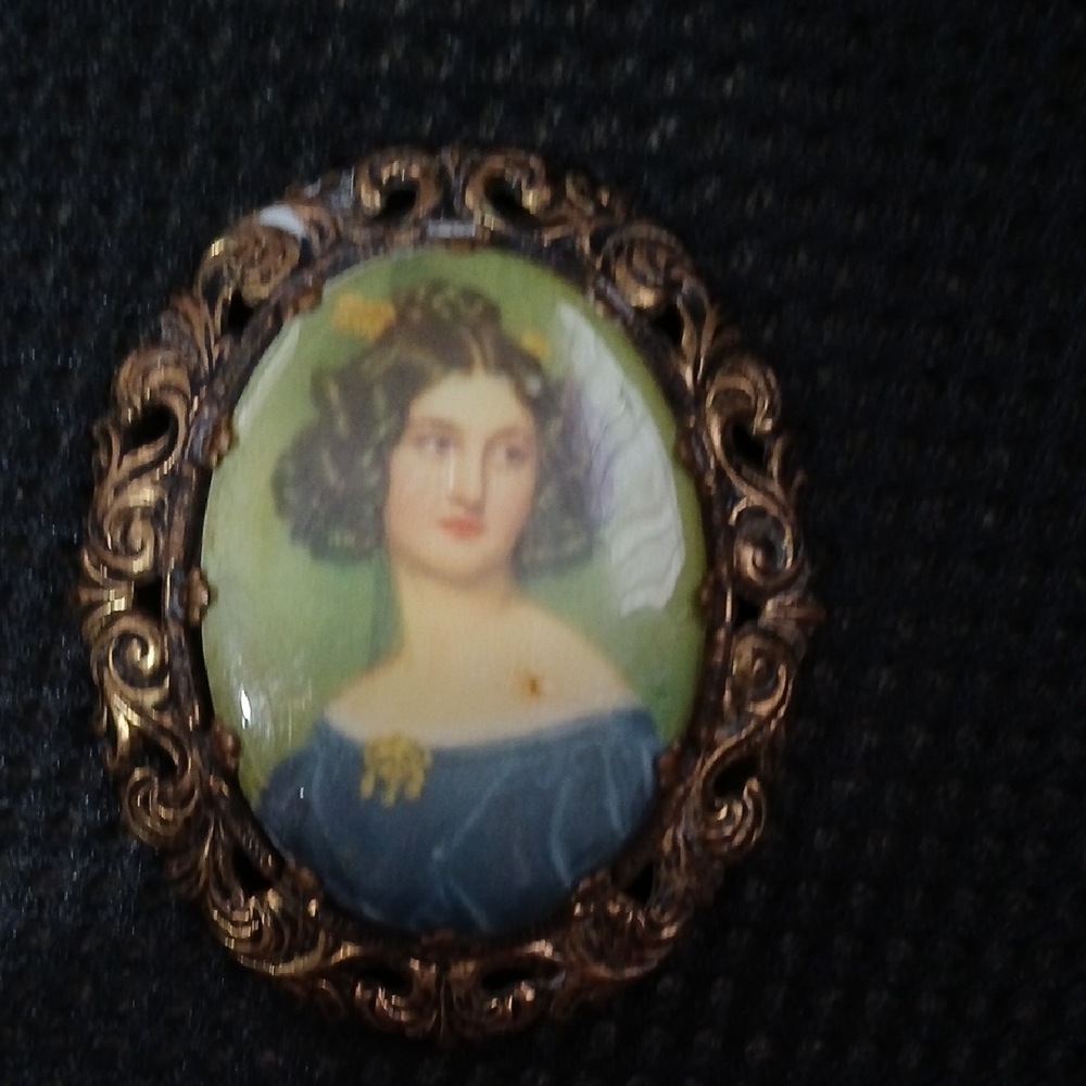 Vintage Cameo Brooch with Gold Accents